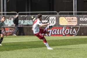  里昂主场惨败尼斯，防守漏洞暴露主帅承压  