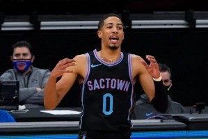  哈利伯顿助攻创新高，国王团队篮球击溃独行侠防线