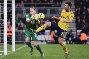  阿森纳门将低级失误，伯恩茅斯补时扳平抢关键一分  