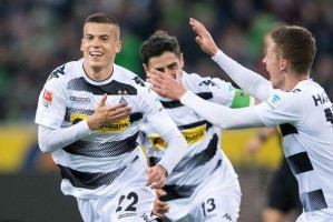  门兴格拉德巴赫传控精妙，德甲比赛演绎技术足球