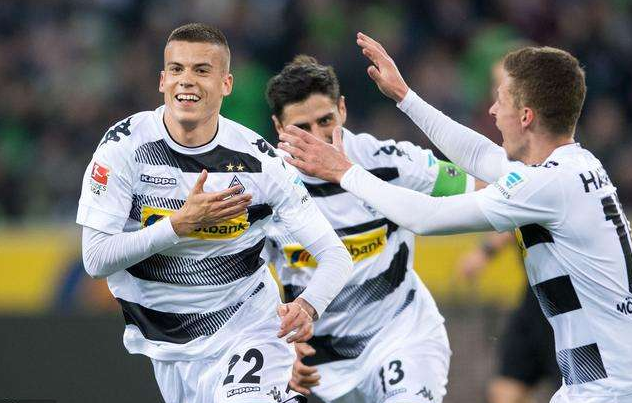  门兴格拉德巴赫传控精妙，德甲比赛演绎技术足球